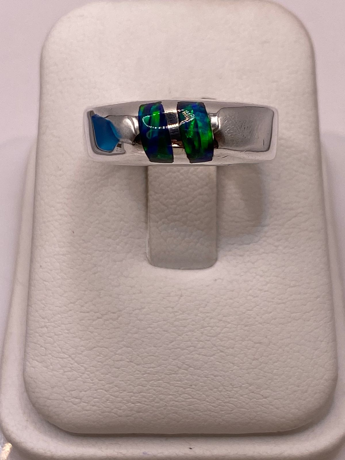 🔥 Anillo con Ópalo de Fuego Azul‑Verde en Plata Ley 925 – Diseño Moderno