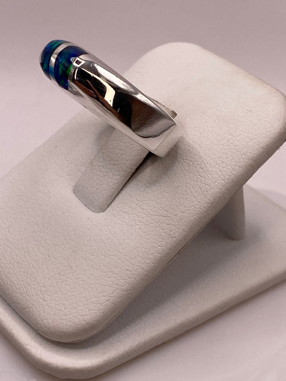 🔥 Anillo con Ópalo de Fuego Azul‑Verde en Plata Ley 925 – Diseño Moderno