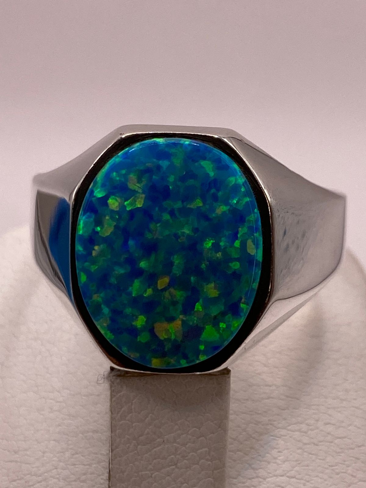🔥 Anillo con Ópalo de Fuego Azul‑Verde Ovalado en Plata Ley 950