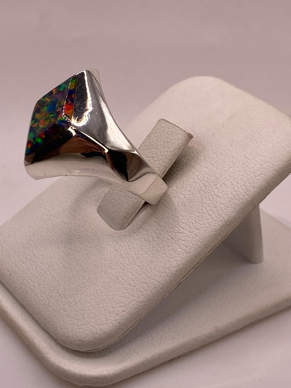 Anillo con Ópalo de Fuego Multicolor en Rombo