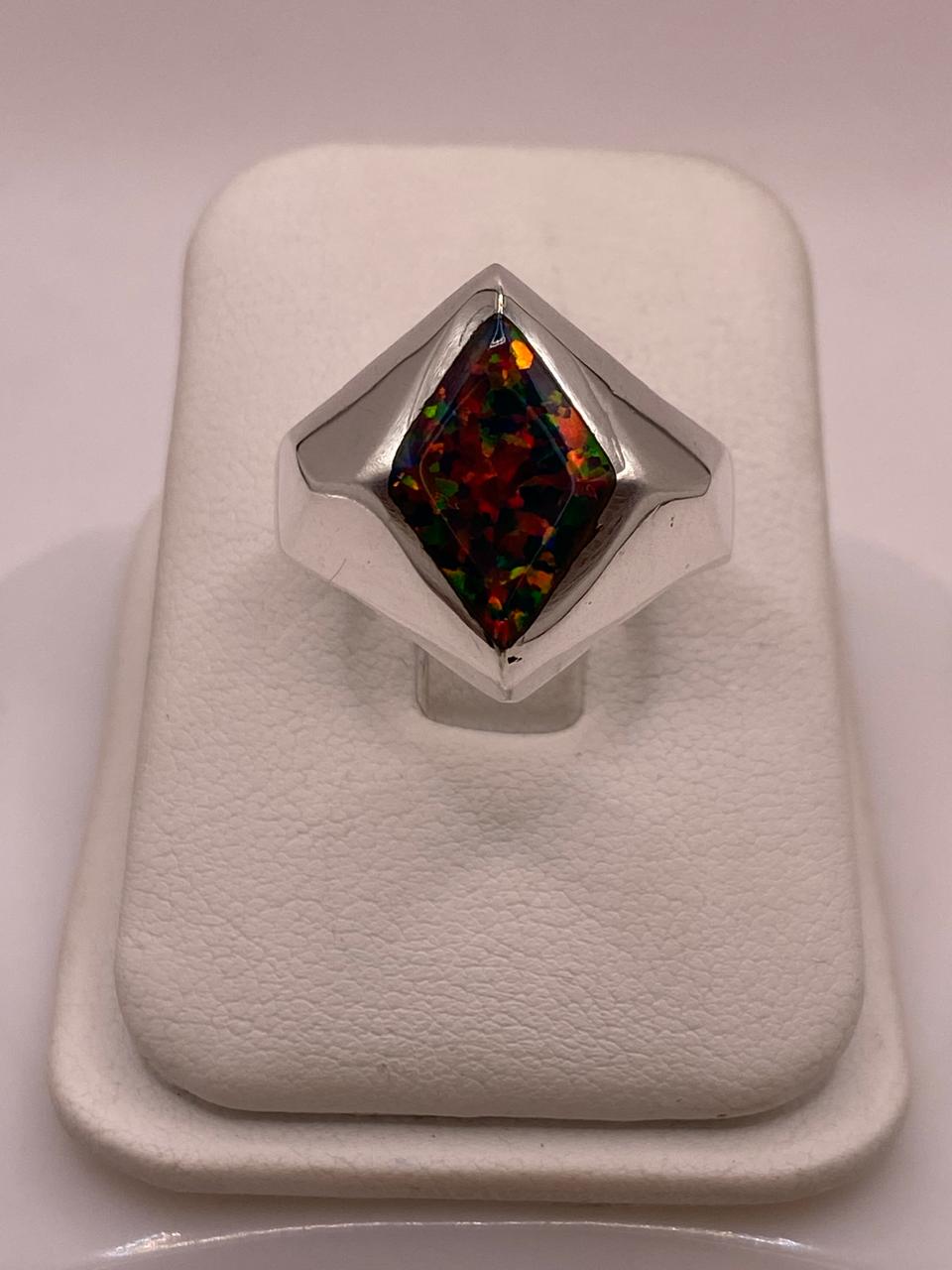 Anillo con Ópalo de Fuego Multicolor en Rombo