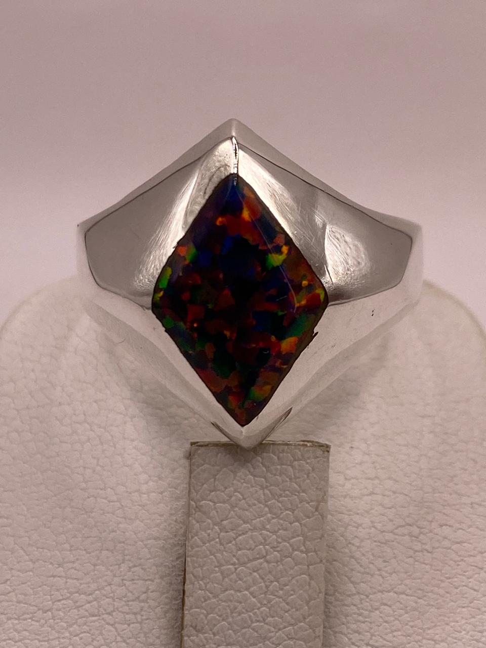 Anillo con Ópalo de Fuego Multicolor en Rombo