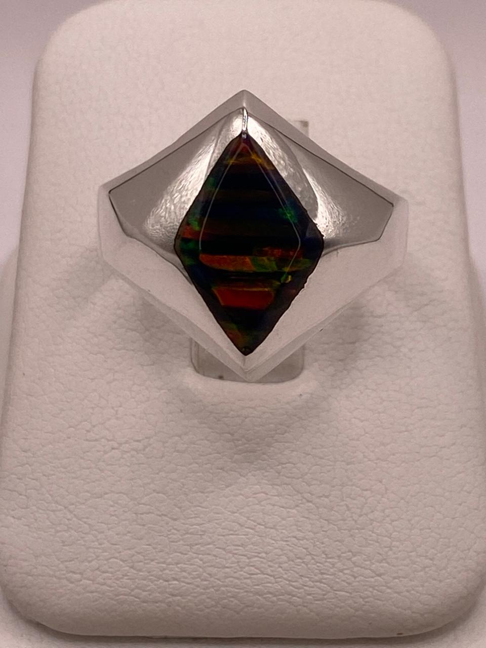 Anillo con Ópalo de Fuego Multicolor en Rombo