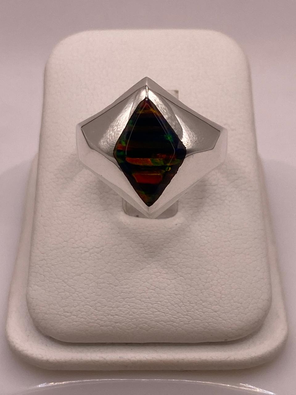 Anillo con Ópalo de Fuego Multicolor en Rombo