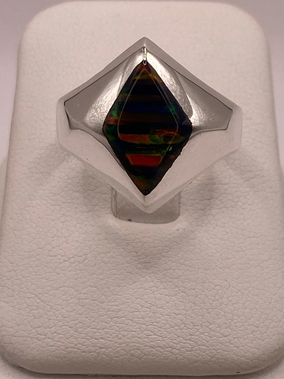 Anillo con Ópalo de Fuego Multicolor en Rombo