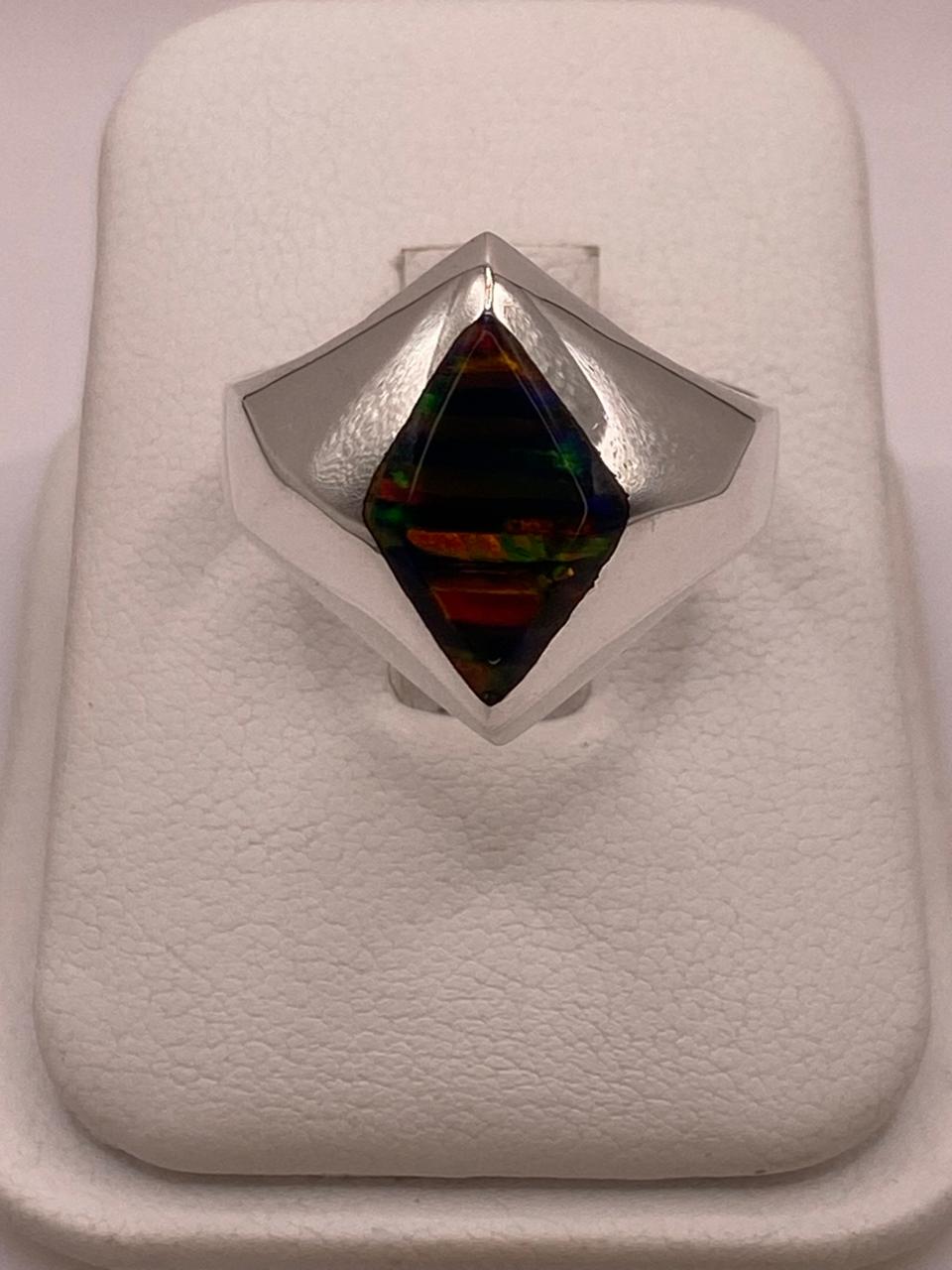 Anillo con Ópalo de Fuego Multicolor en Rombo