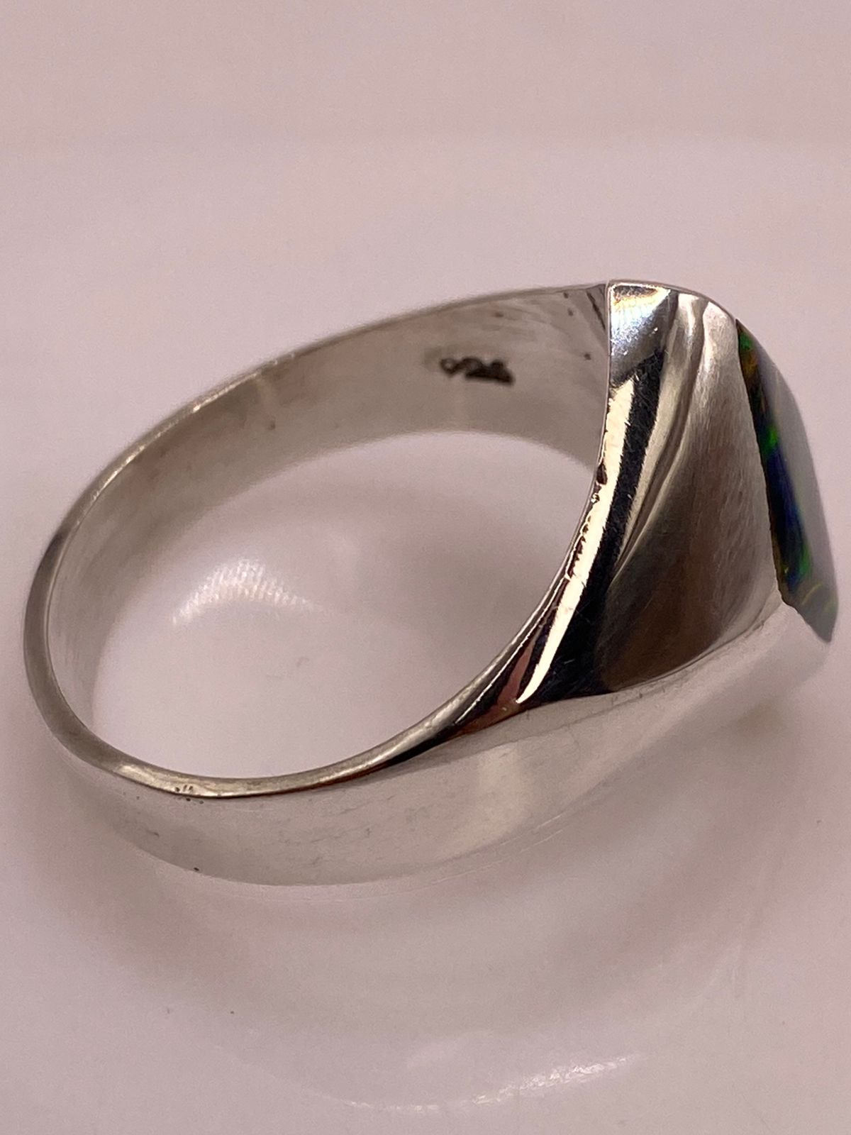 Anillo con Ópalo de Fuego Multicolor en Rombo