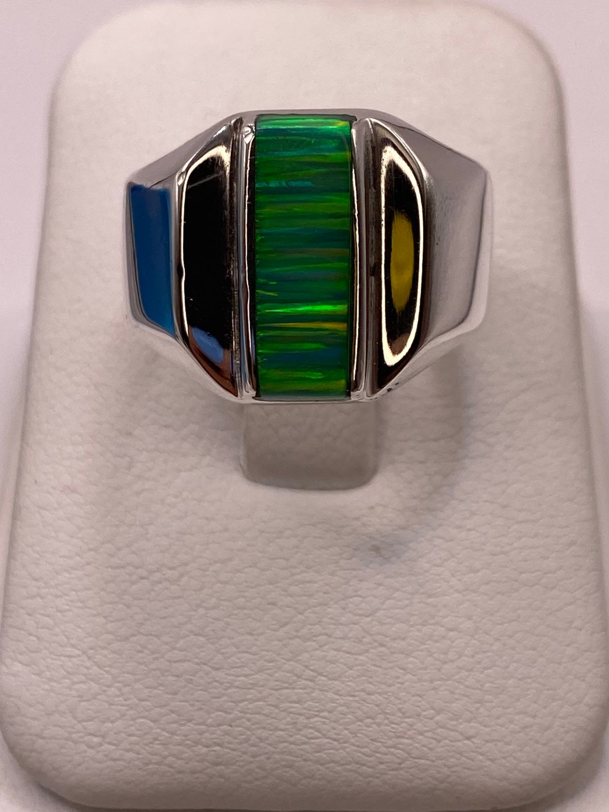 Anillo con Ópalo de Fuego Verde Diseño Moderno en Plata Ley 950 en báscula mostrando peso