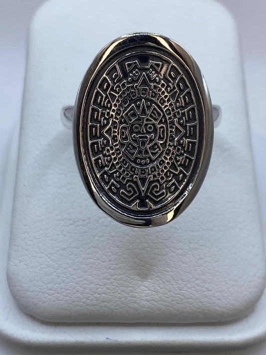 🌞 Anillo Ovalado Calendario Azteca en Plata .925 — ángulo diagonal