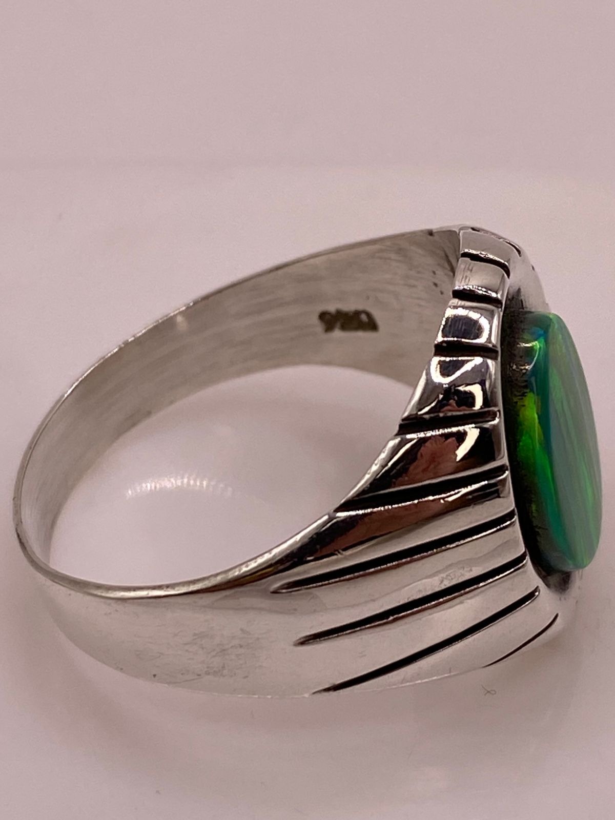 Anillo Ovalado con Diseño Contemporáneo Plata Ley 950 con Ópalo de Fuego