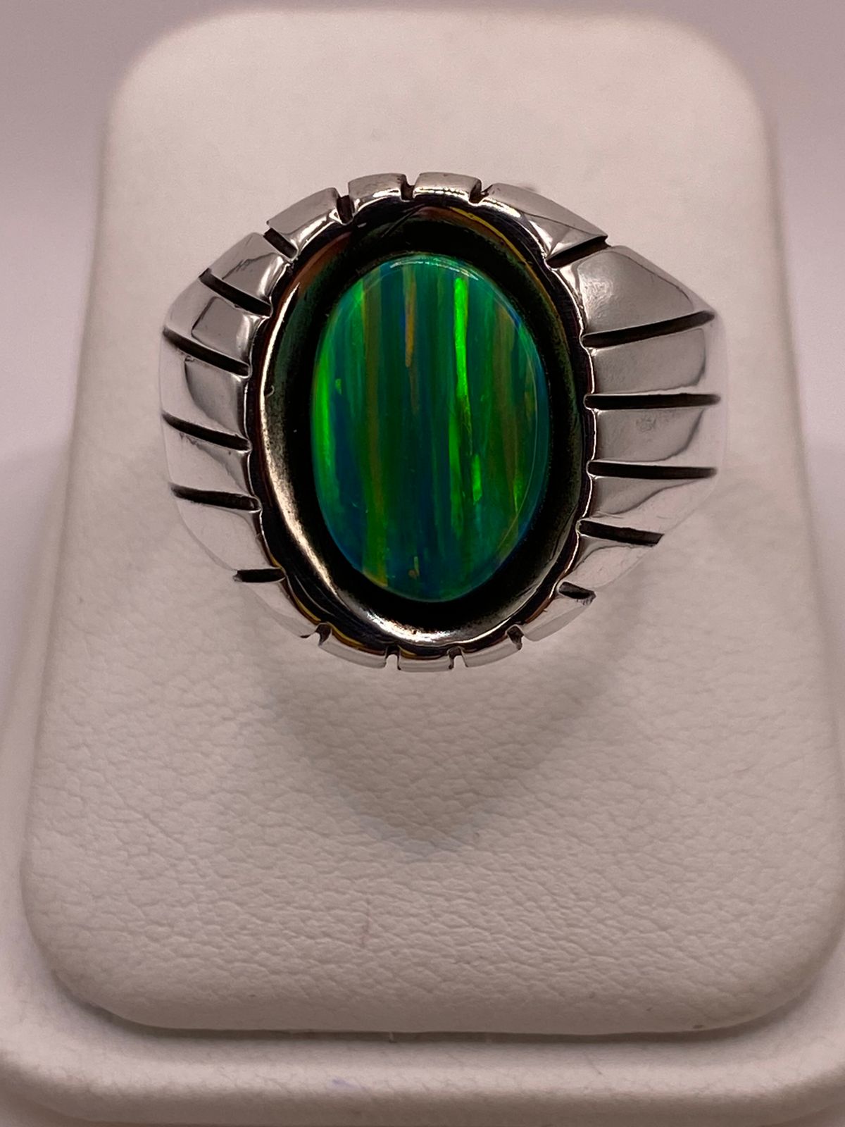 Anillo Ovalado con Diseño Contemporáneo Plata Ley 950 con Ópalo de Fuego