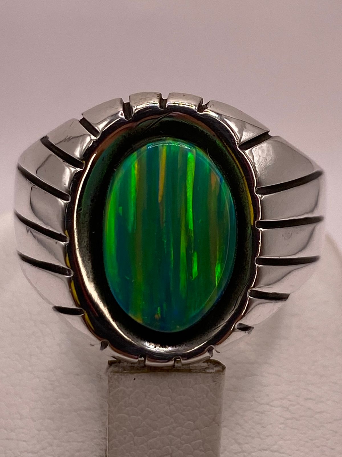 Anillo Ovalado con Diseño Contemporáneo Plata Ley 950 con Ópalo de Fuego
