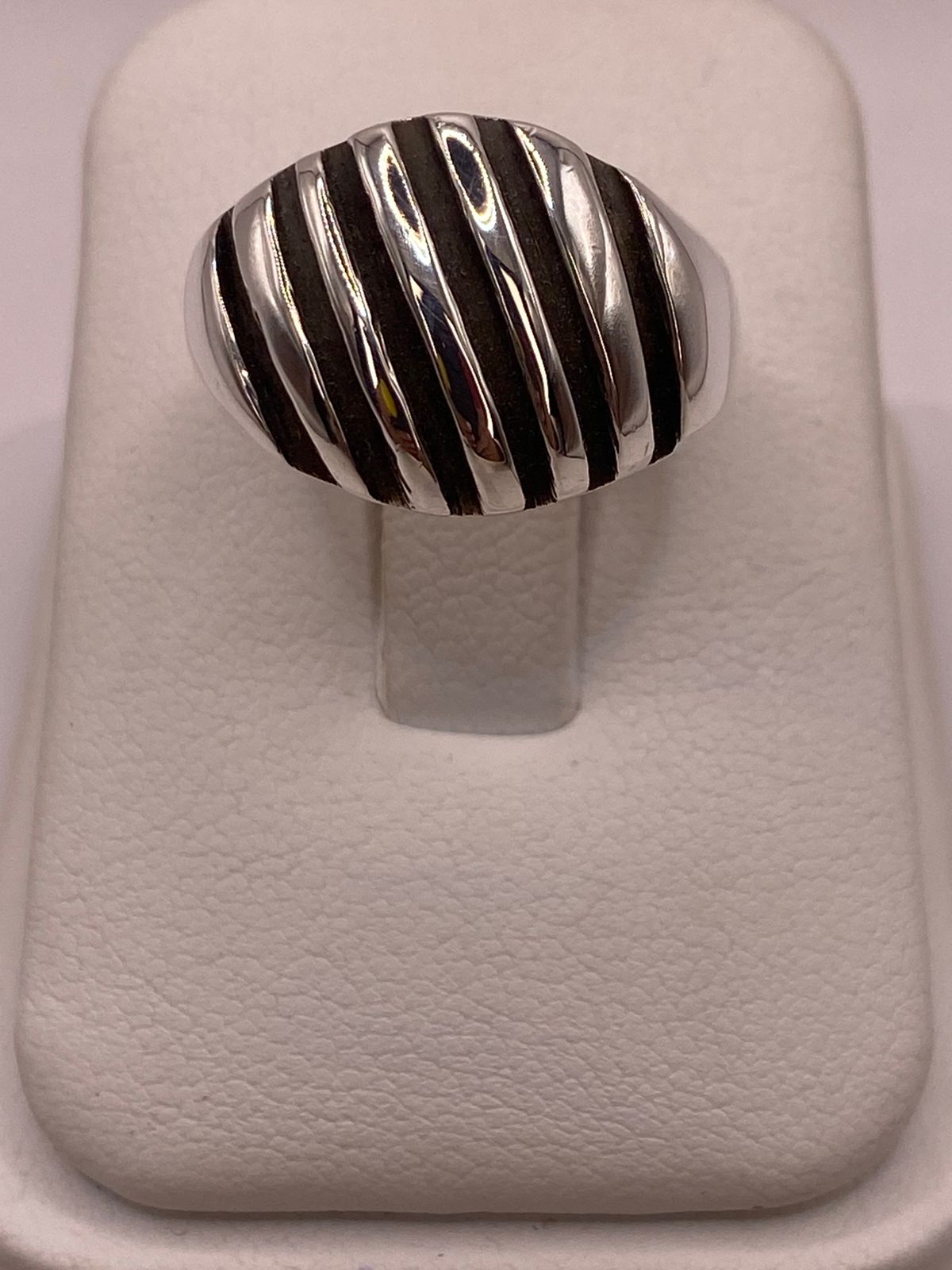 Anillo Ovalado con Franjas en Plata .925