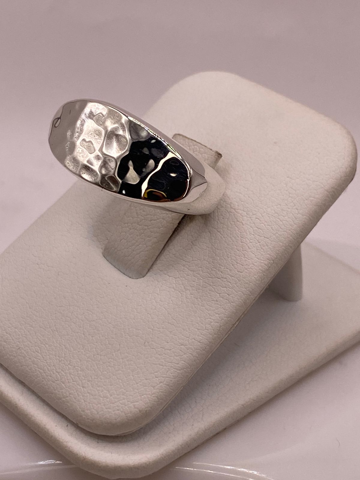 Anillo Ovalado Martillado de Plata Ley .925
