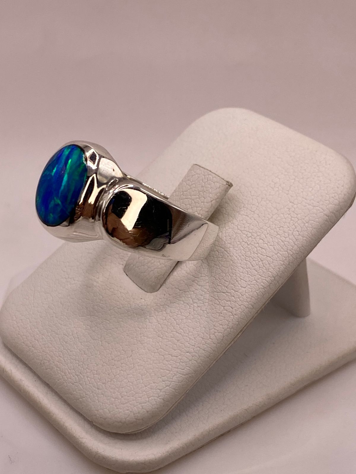 Anillo Ovalado con Ópalo de Fuego Azul‑verde en Plata .925