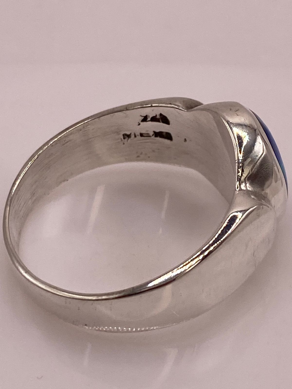 Anillo Ovalado con Ópalo de Fuego Azul‑verde en Plata .925
