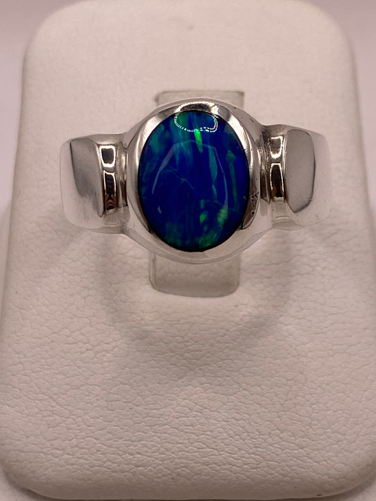 Anillo Ovalado con Ópalo de Fuego Azul‑verde en Plata .925