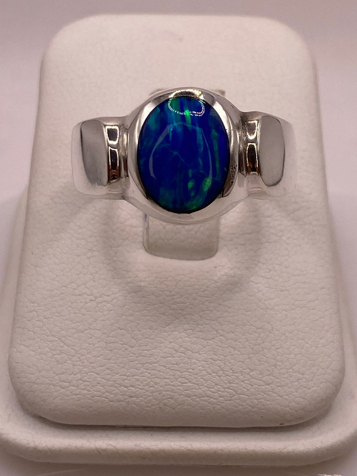 Anillo Ovalado con Ópalo de Fuego Azul‑verde en Plata .925