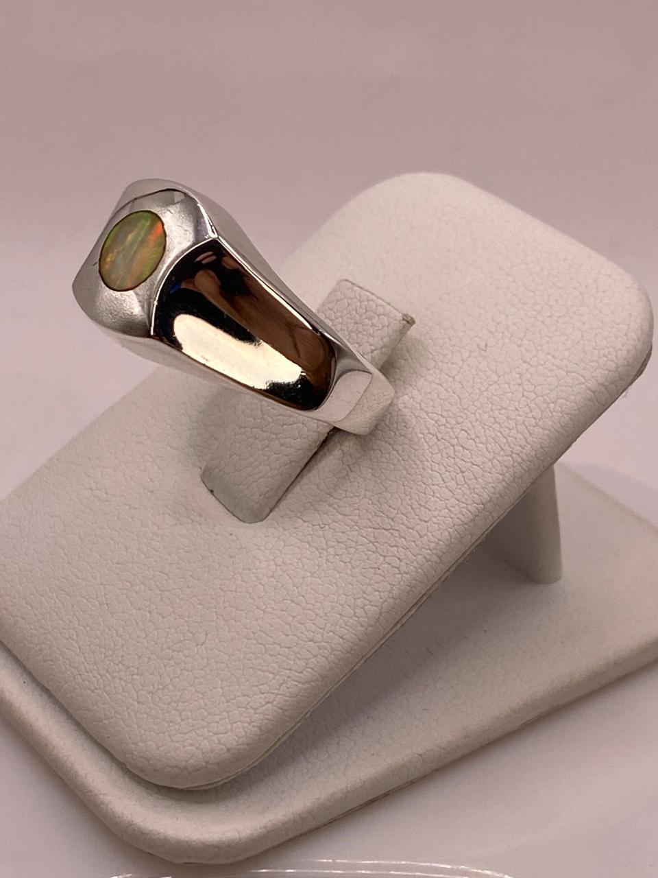 Anillo Ovalado con Ópalo de Fuego Multicolor en Plata .925