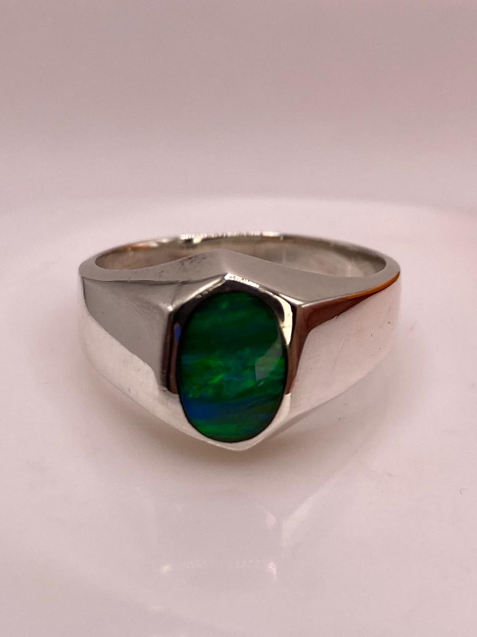 Anillo Ovalado con Ópalo de Fuego Verde en Plata .925