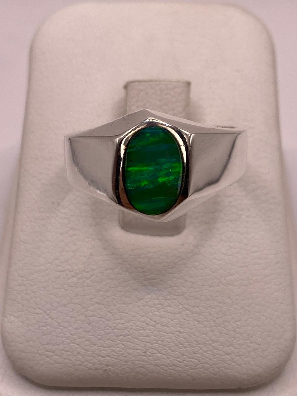 Anillo Ovalado con Ópalo de Fuego Verde en Plata .925