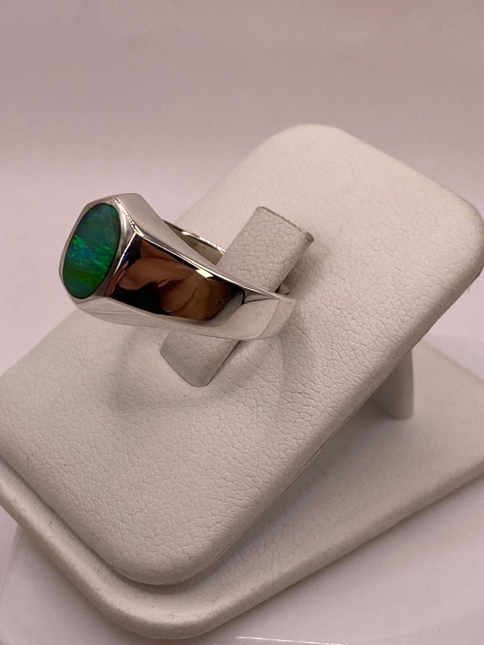 Anillo Ovalado con Ópalo de Fuego Verde en Plata .925