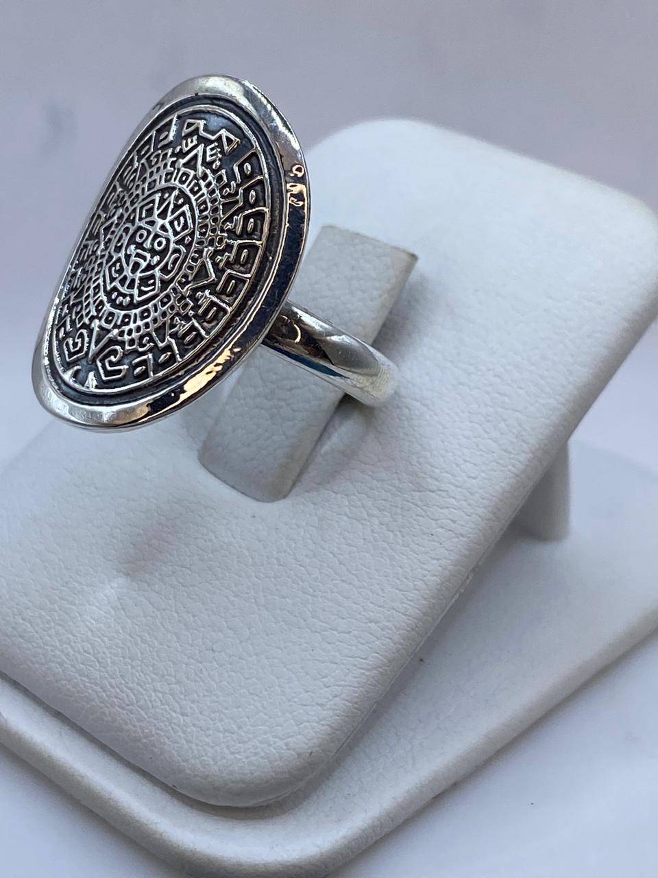Anillo Ovalado Calendario Azteca en Plata .925 – Diseño Piedra del Sol