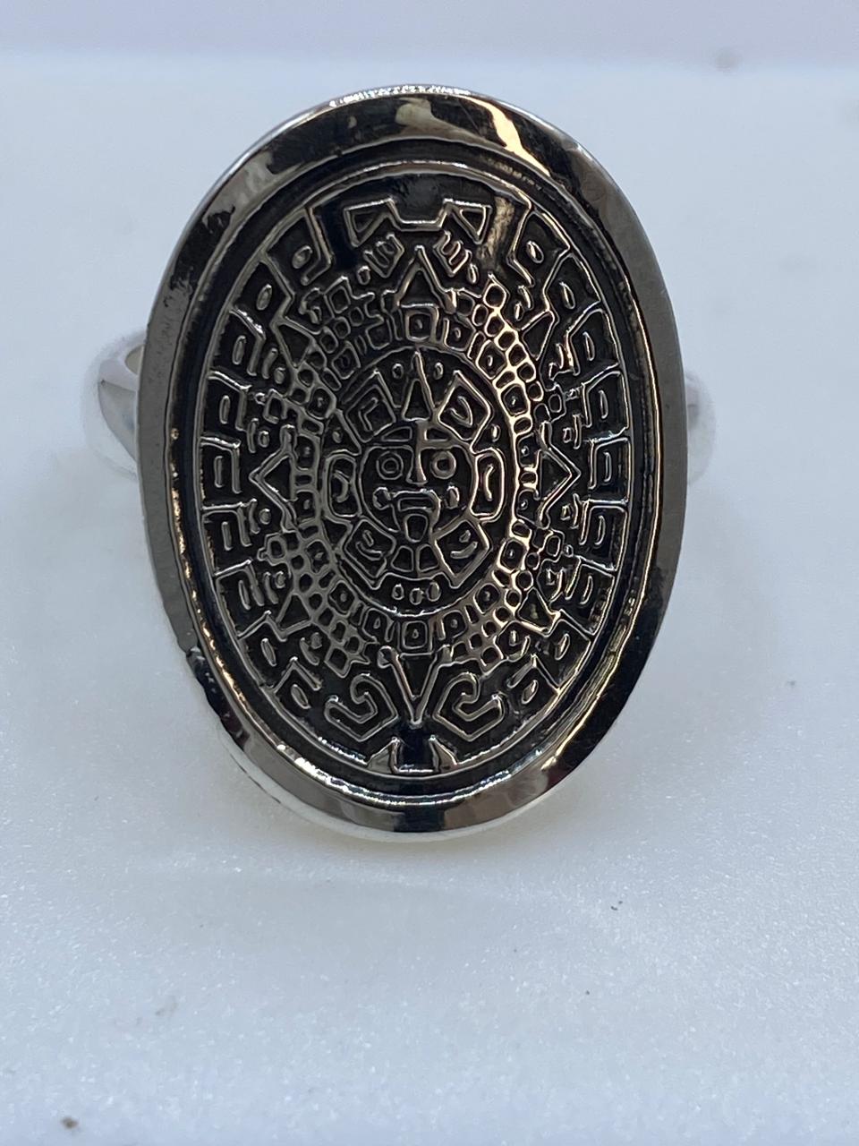 Anillo Ovalado Calendario Azteca en Plata .925 – Diseño Piedra del Sol