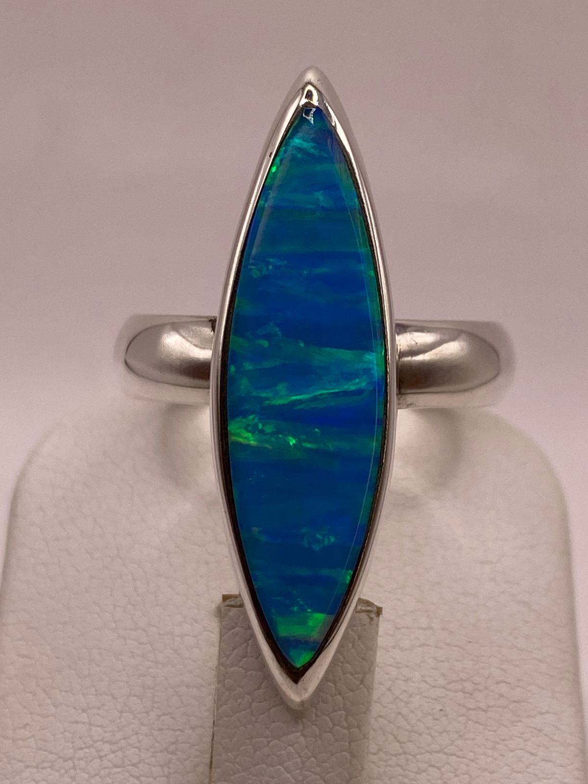 Anillo Ovalado (marquise) con Ópalo de Fuego Azul‑verde en Plata .925