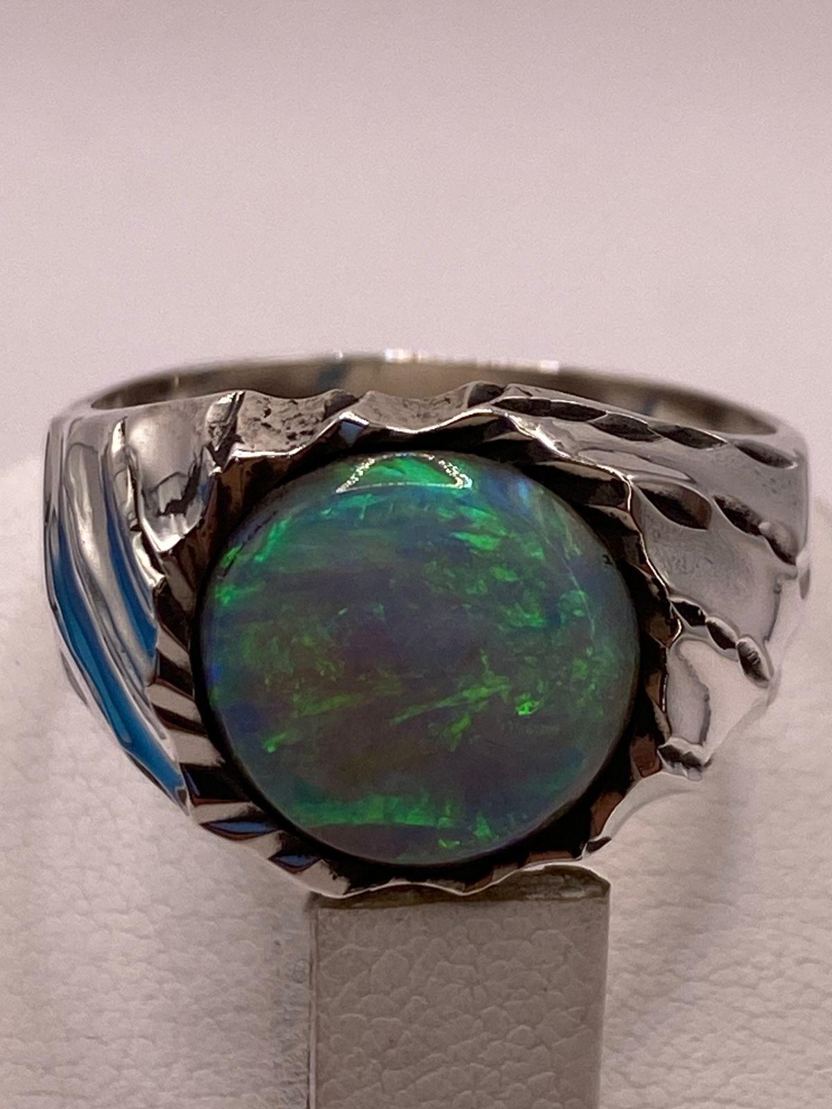 🔥 Anillo con Piedra Ópalo de Fuego Azul‑Verde en Plata Ley 950 con Detalles Martillados