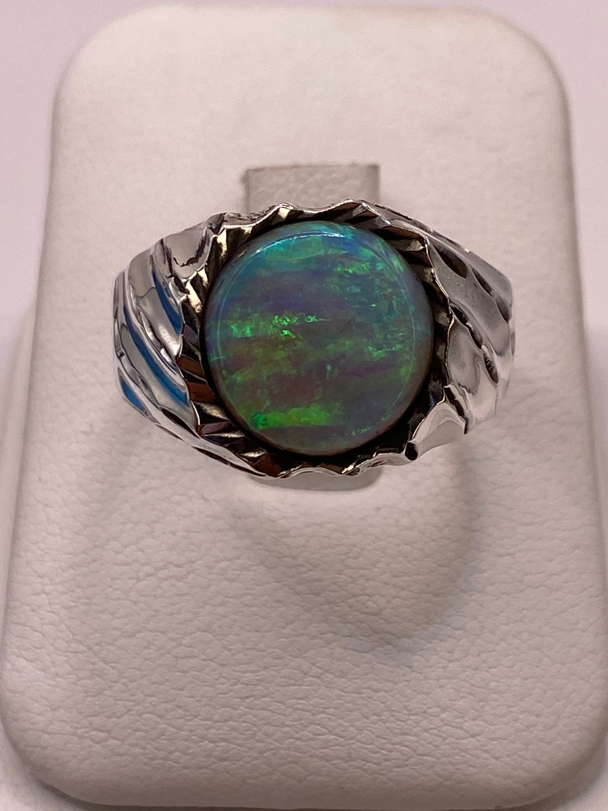 🔥 Anillo con Piedra Ópalo de Fuego Azul‑Verde en Plata Ley 950 con Detalles Martillados