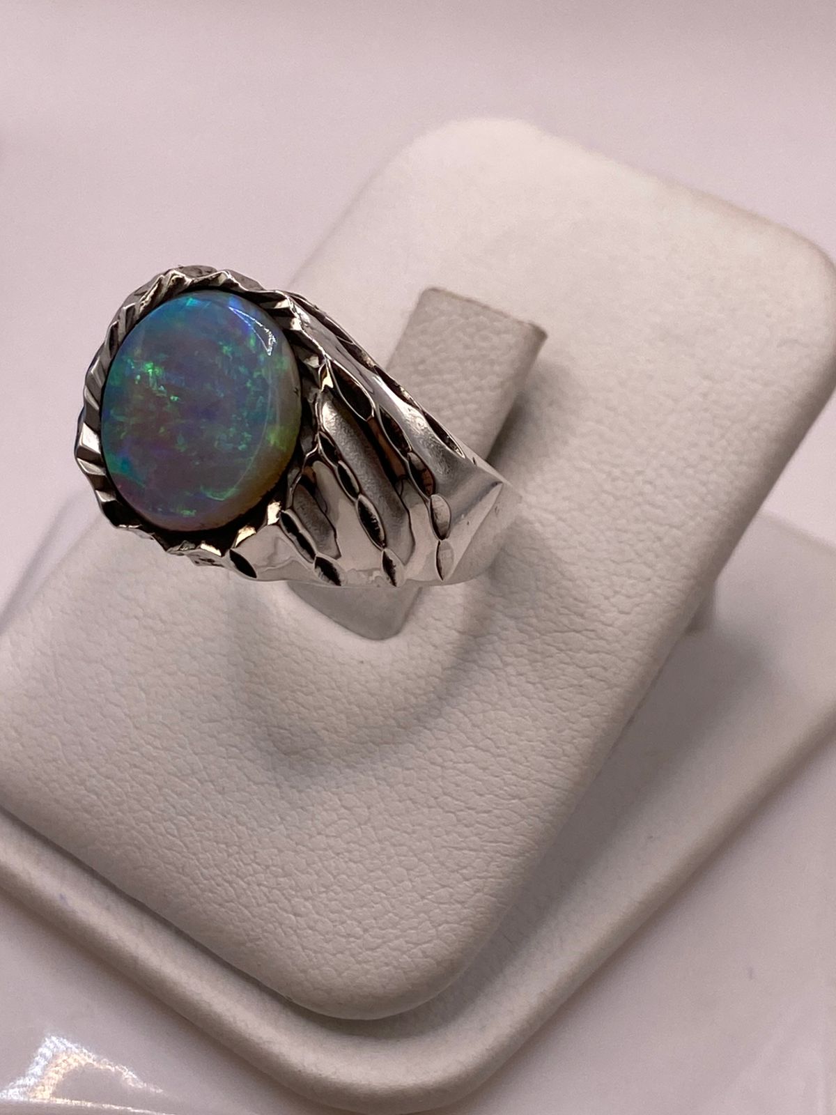 🔥 Anillo con Piedra Ópalo de Fuego Azul‑Verde en Plata Ley 950 con Detalles Martillados