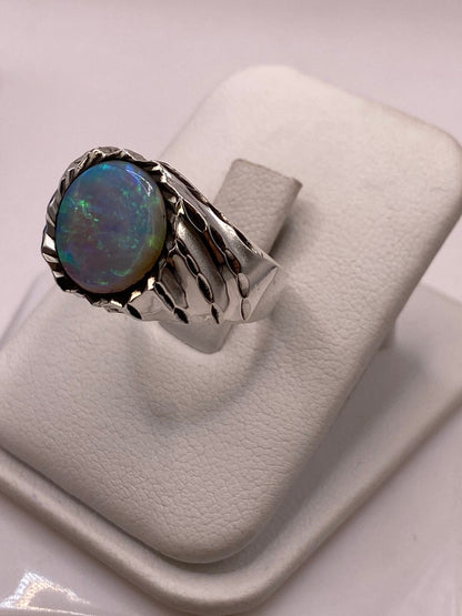 Anillo con Piedra Ópalo de Fuego Azul‑Verde en Plata Ley 950 con Detalles Martillados, vista frontal