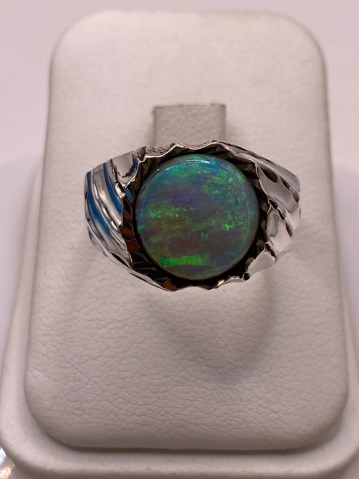 🔥 Anillo con Piedra Ópalo de Fuego Azul‑Verde en Plata Ley 950 con Detalles Martillados