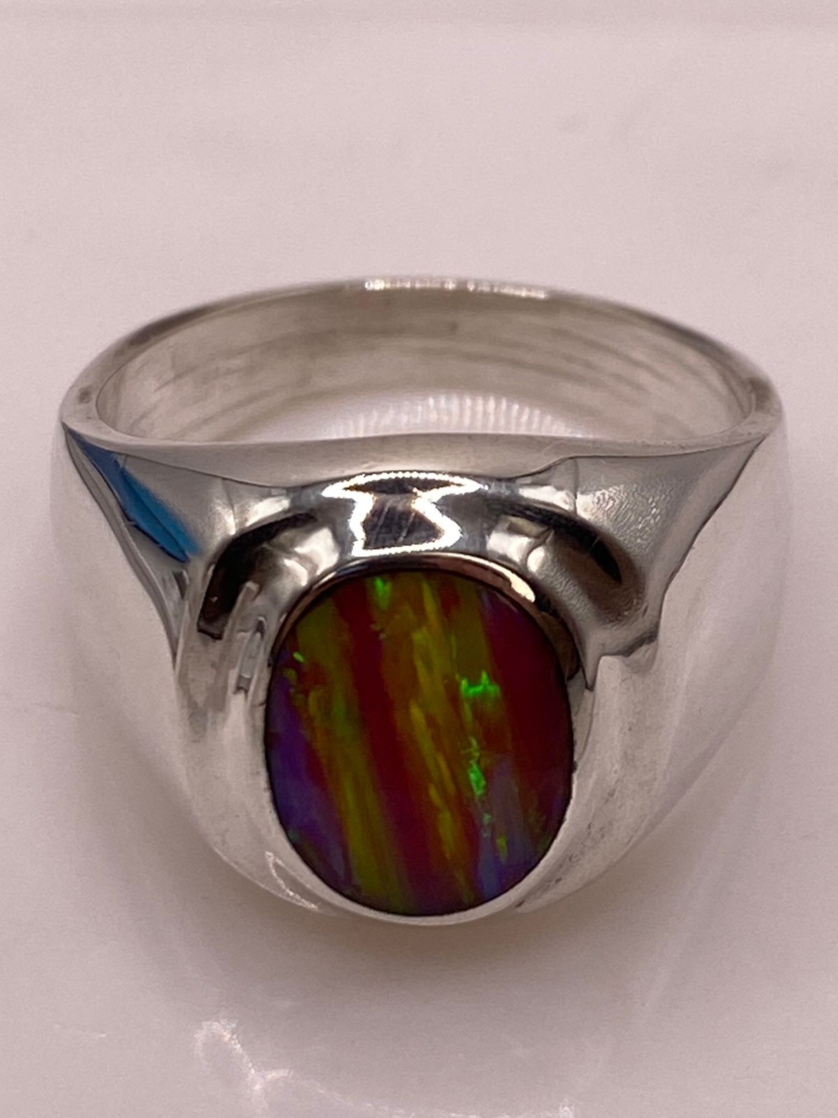Anillo con Piedra Ópalo de Fuego Ovalada Rosa‑verde‑amarillo en Plata Ley 925