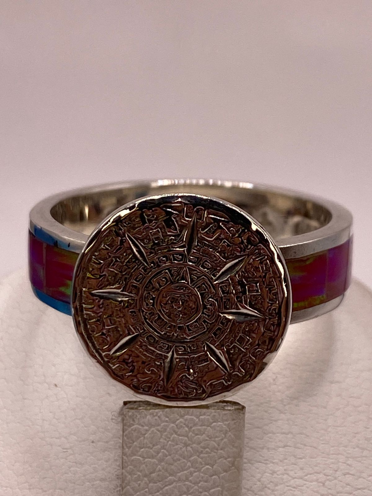 Anillo de Plata Ley 950 con Piedra Ópalo de Fuego y Diseño de Calendario Azteca
