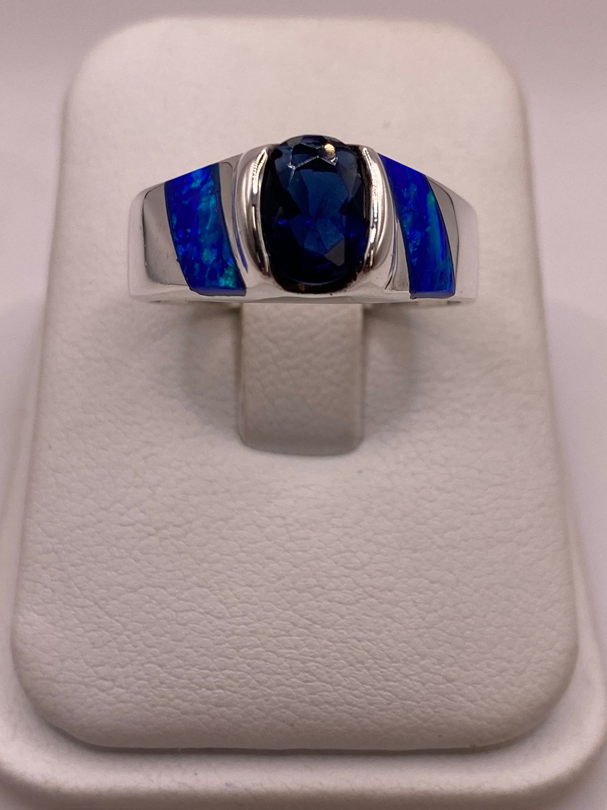 Anillo en Plata Ley 925 Diseño Moderno con Incrustaciones Laterales