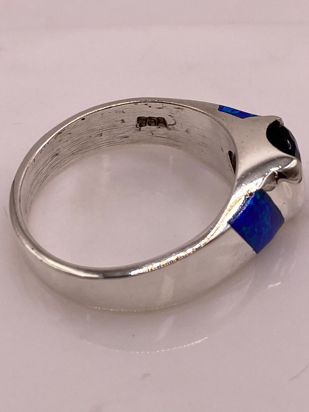 Anillo en Plata Ley 925 Diseño Moderno con Incrustaciones Laterales