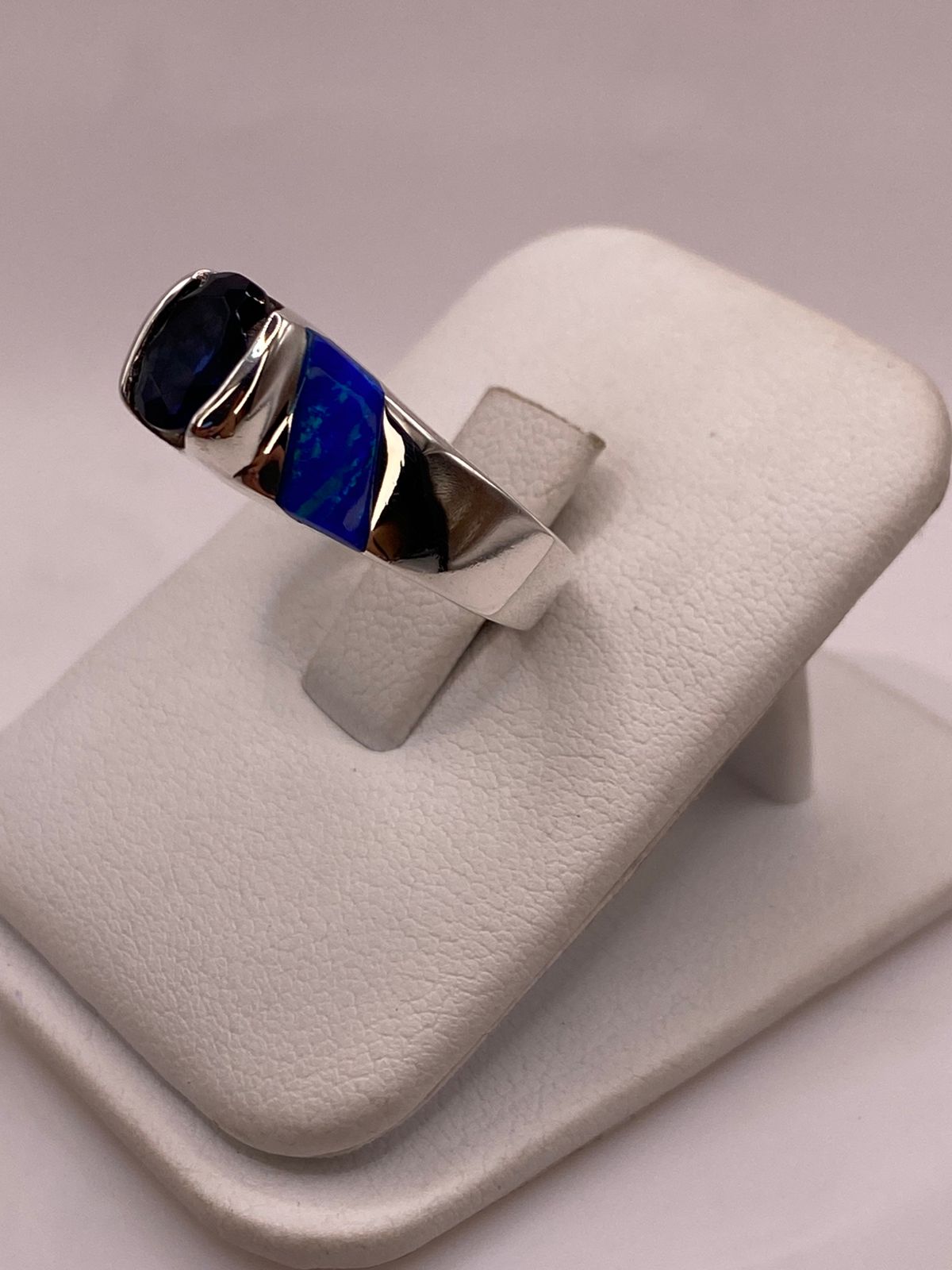 Anillo en Plata Ley 925 Diseño Moderno con Incrustaciones Laterales