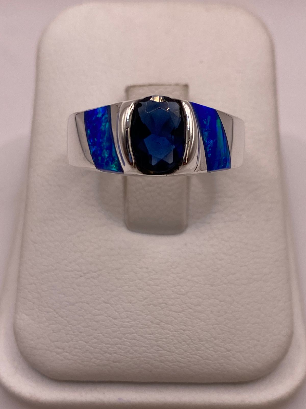 Anillo en Plata Ley 925 Diseño Moderno con Incrustaciones Laterales