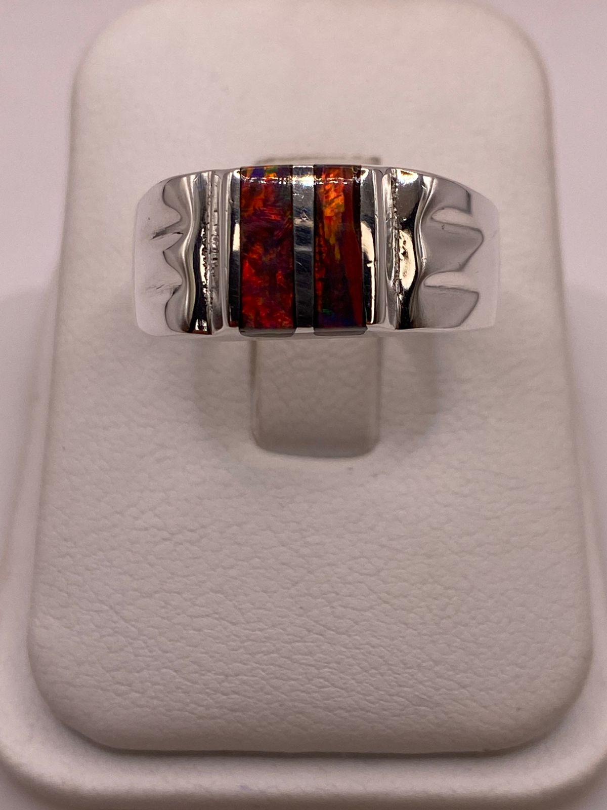 Anillo en Plata Ley 925 con Incrustación Vertical de Ópalo de Fuego