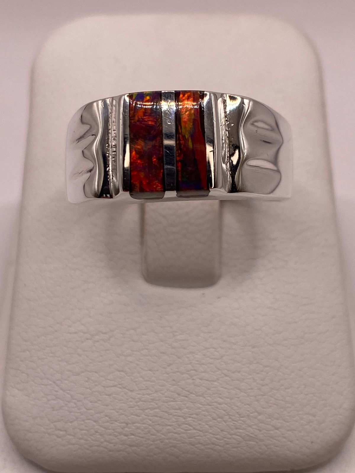 Anillo en Plata Ley 925 con Incrustación Vertical de Ópalo de Fuego