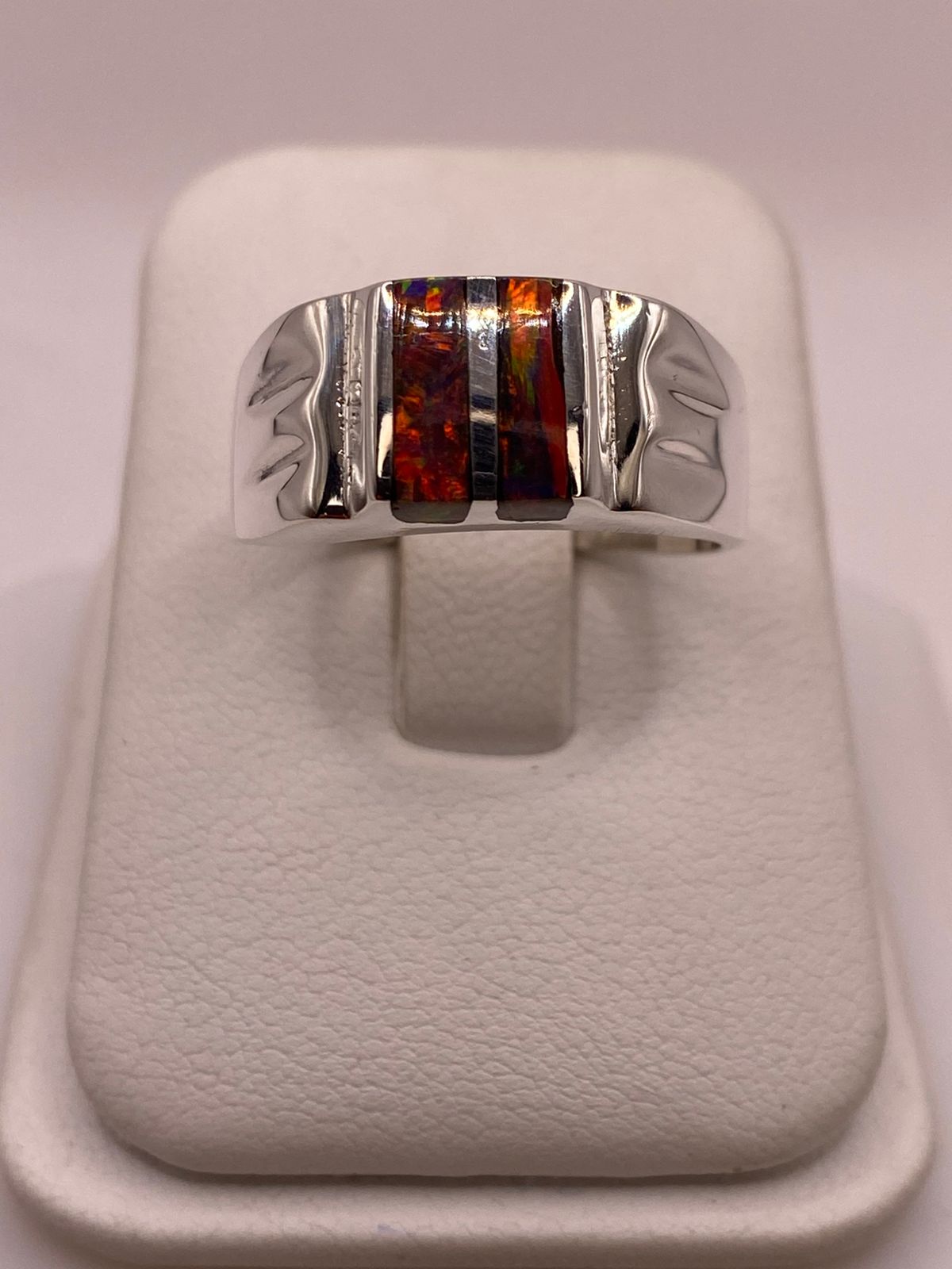 Anillo en Plata Ley 925 con Incrustación Vertical de Ópalo de Fuego