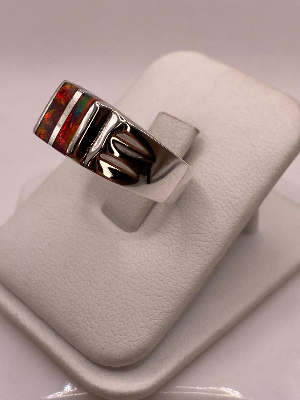 Anillo en Plata Ley 925 con Incrustación Vertical de Ópalo de Fuego