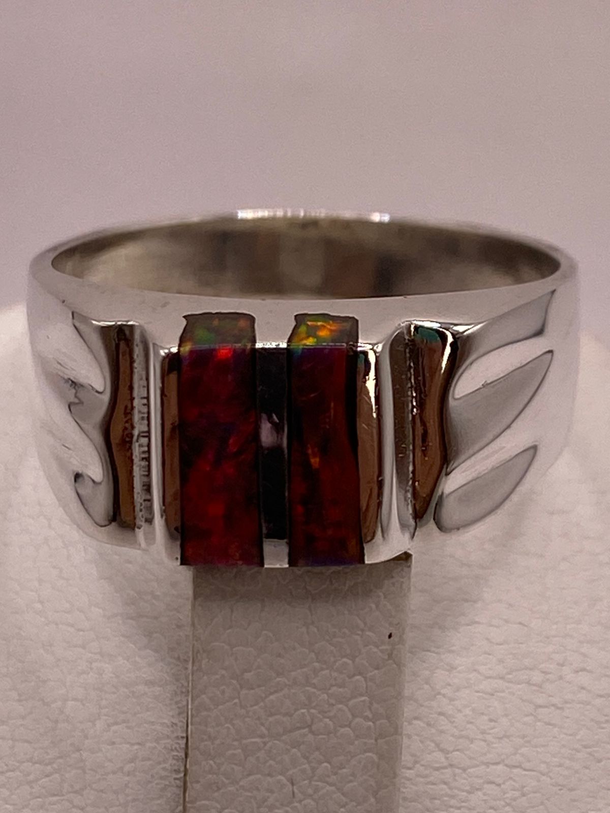 Anillo en Plata Ley 925 con Incrustación Vertical de Ópalo de Fuego