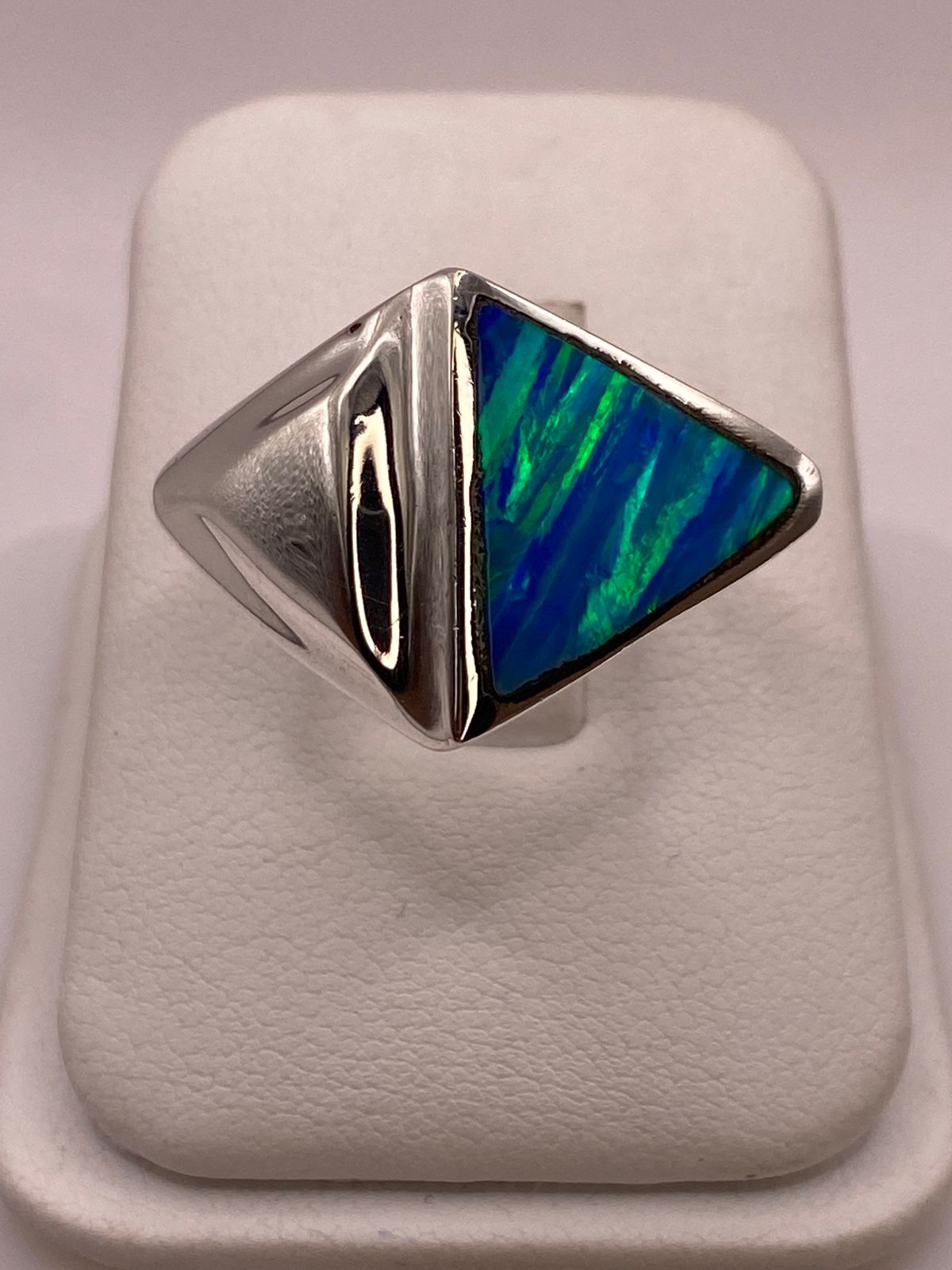 Anillo Plata Ley 925 con Ópalo de Fuego Azul‑verde Diseño Triangular Moderno