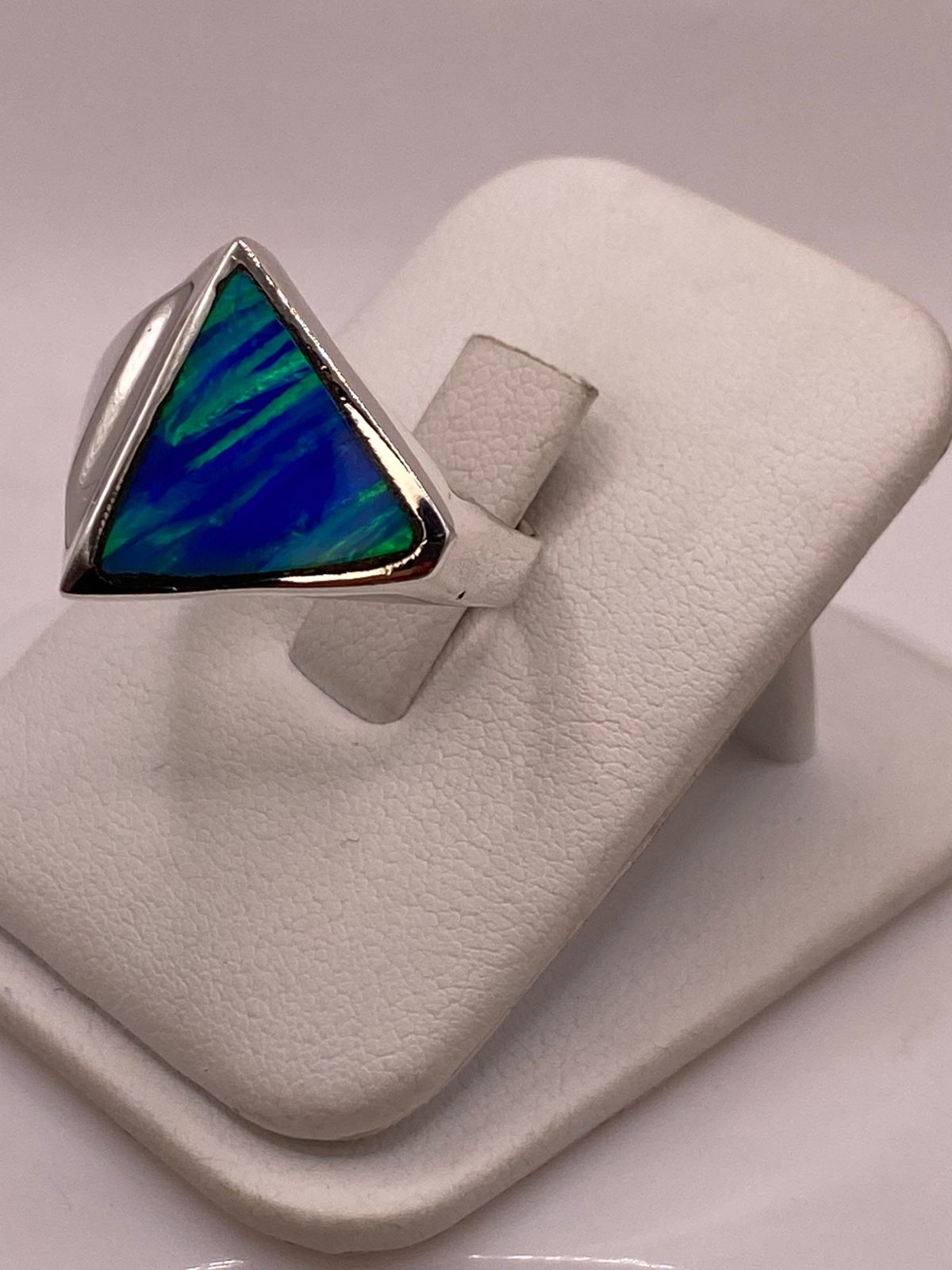 Anillo Plata Ley 925 con Ópalo de Fuego Azul‑verde Diseño Triangular Moderno