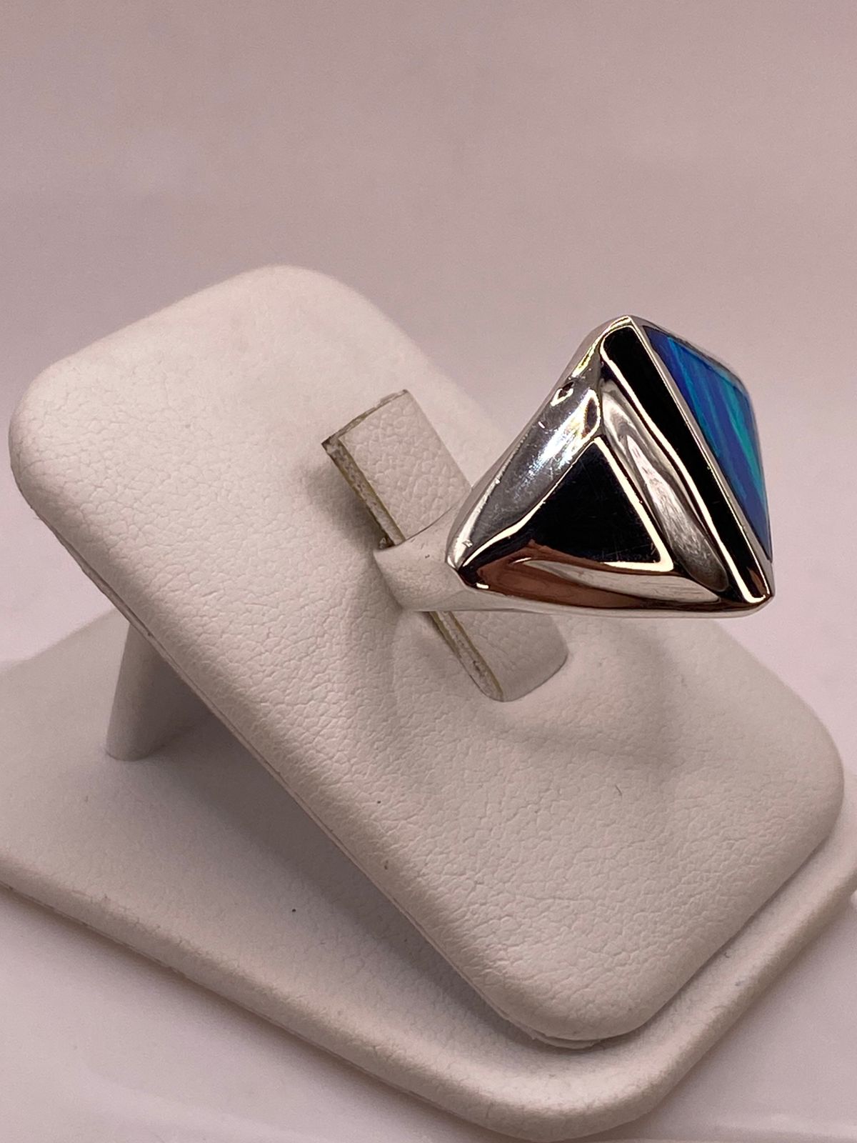 Anillo Plata Ley 925 con Ópalo de Fuego Azul‑verde Diseño Triangular Moderno