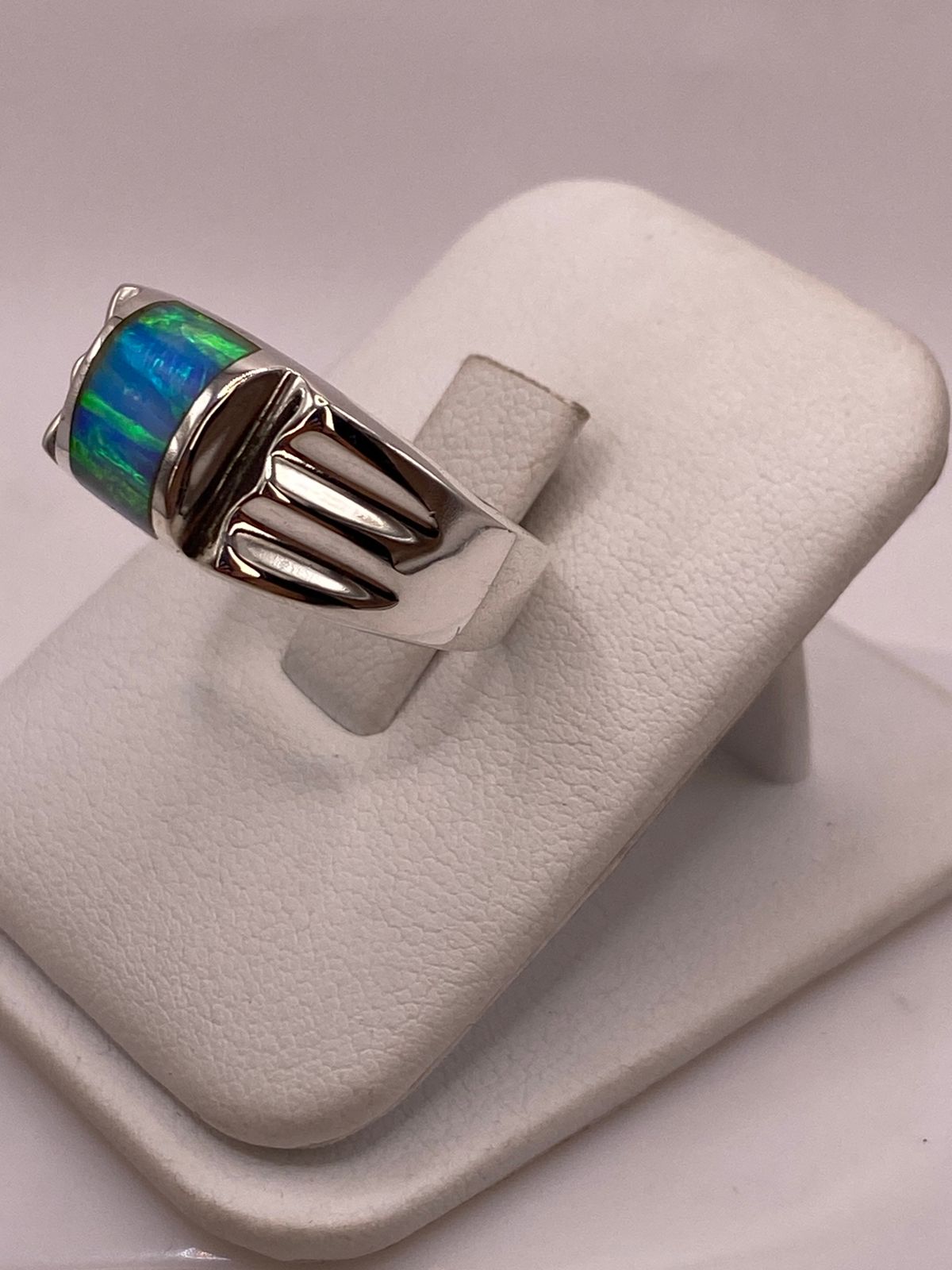 Anillo Plata Ley 925 con Ópalo de Fuego Diseño Contemporáneo con Incrustación Central
