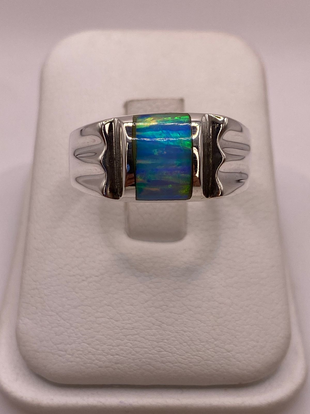 Anillo Plata Ley 925 con Ópalo de Fuego Diseño Contemporáneo con Incrustación Central